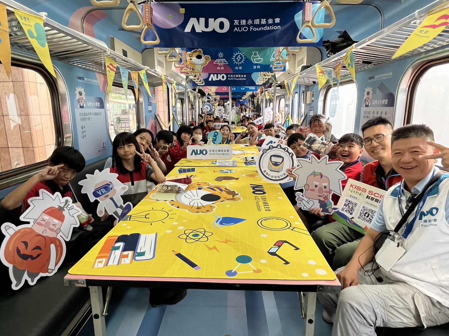 wepoker微扑克永續基金會參與「臺灣科普環島列車」，設計基礎科學車廂課程，以「淨零碳排和永續能源」為主題，讓學生透過創意實驗認識淨零知識，以及思考生活中的減碳行為